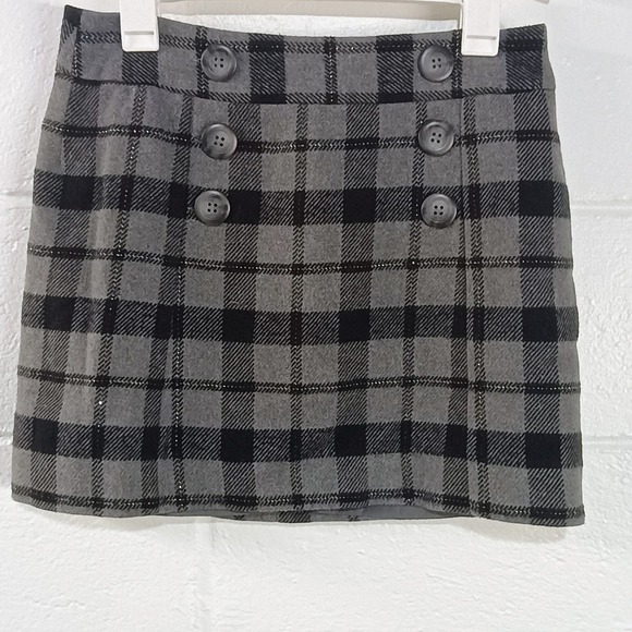 GAP Dresses & Skirts - GAP Black Plaid Skirt Women's Size 6 Lined Skirt Large Button Accents Zip Y2K